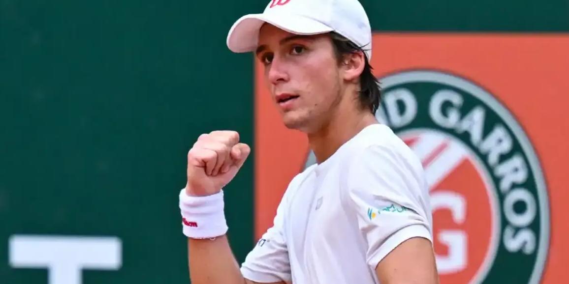 Ele surpreendeu o colombiano Juan Miguel Bolivar, de virada, por 2/6 6/2 6/4