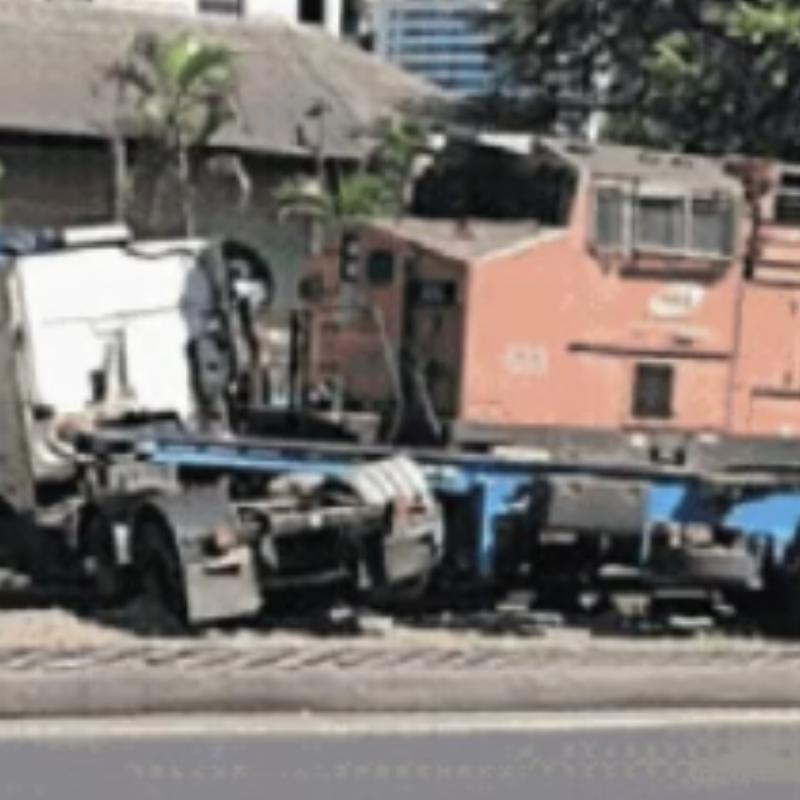 Um guincho foi utilizado para retirar o veículo da via