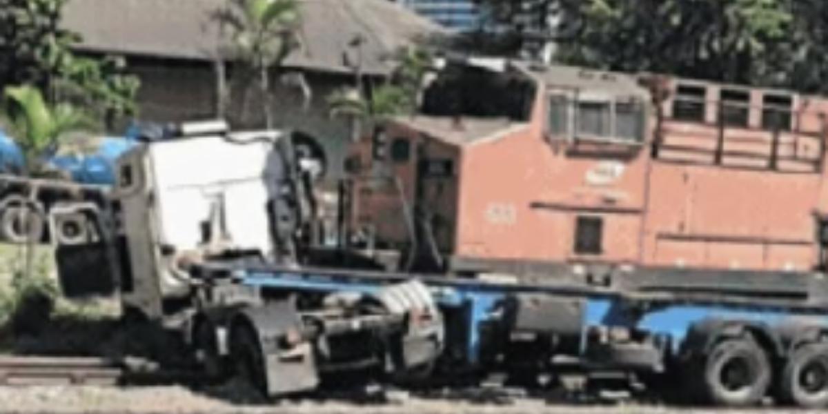 Um guincho foi utilizado para retirar o veículo da via