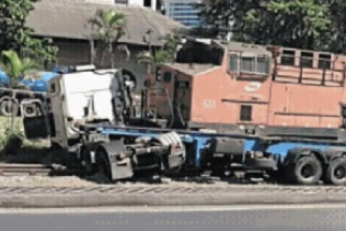 Um guincho foi utilizado para retirar o veículo da via