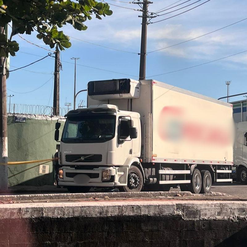 Ciclista foi atingido pelo caminhão no cruzamento da Avenida Perimetral e Canal 6, mas não resistiu e morreu no local