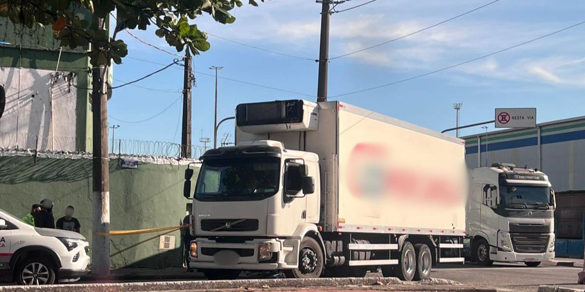 Ciclista foi atingido pelo caminhão no cruzamento da Avenida Perimetral e Canal 6, mas não resistiu e morreu no local