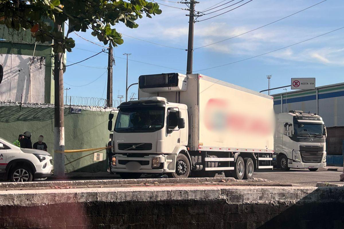 Ciclista foi atingido pelo caminhão no cruzamento da Avenida Perimetral e Canal 6, mas não resistiu e morreu no local