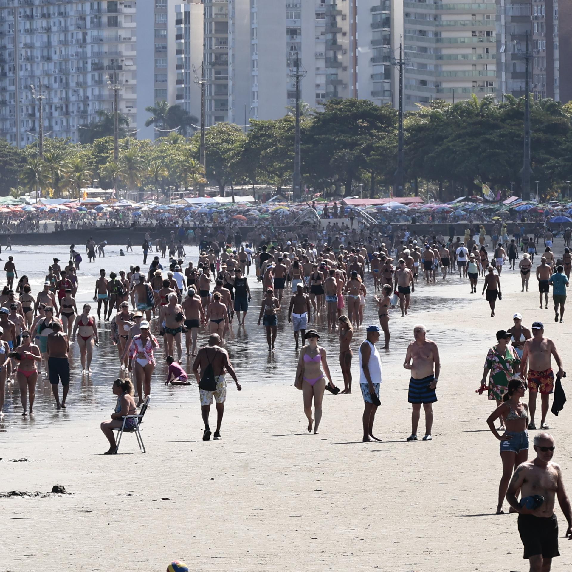 Com sol e maior fluxo de turistas desde o fim de semana, ambulantes e empresários relatam crescimento