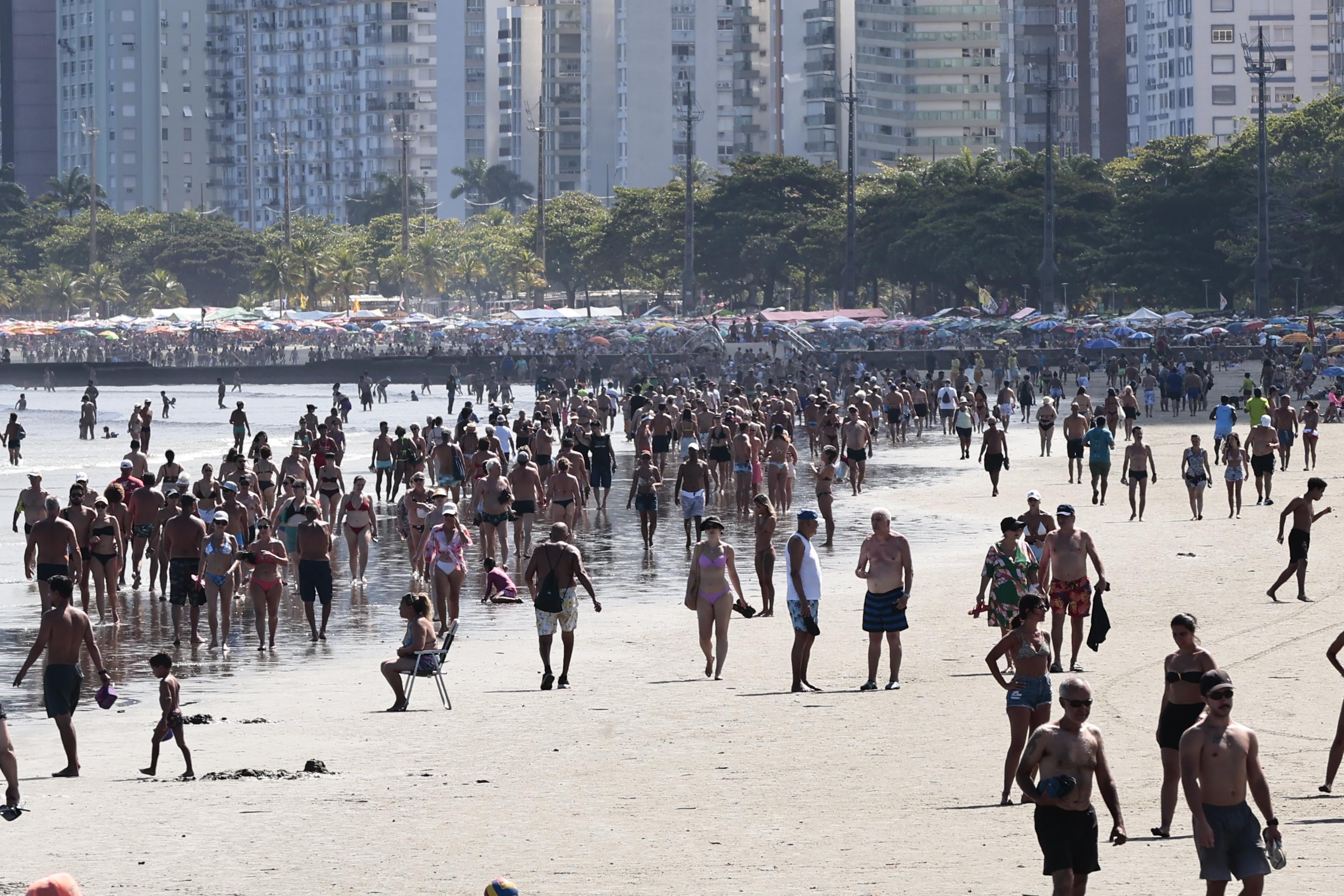 Com sol e maior fluxo de turistas desde o fim de semana, ambulantes e empresários relatam crescimento