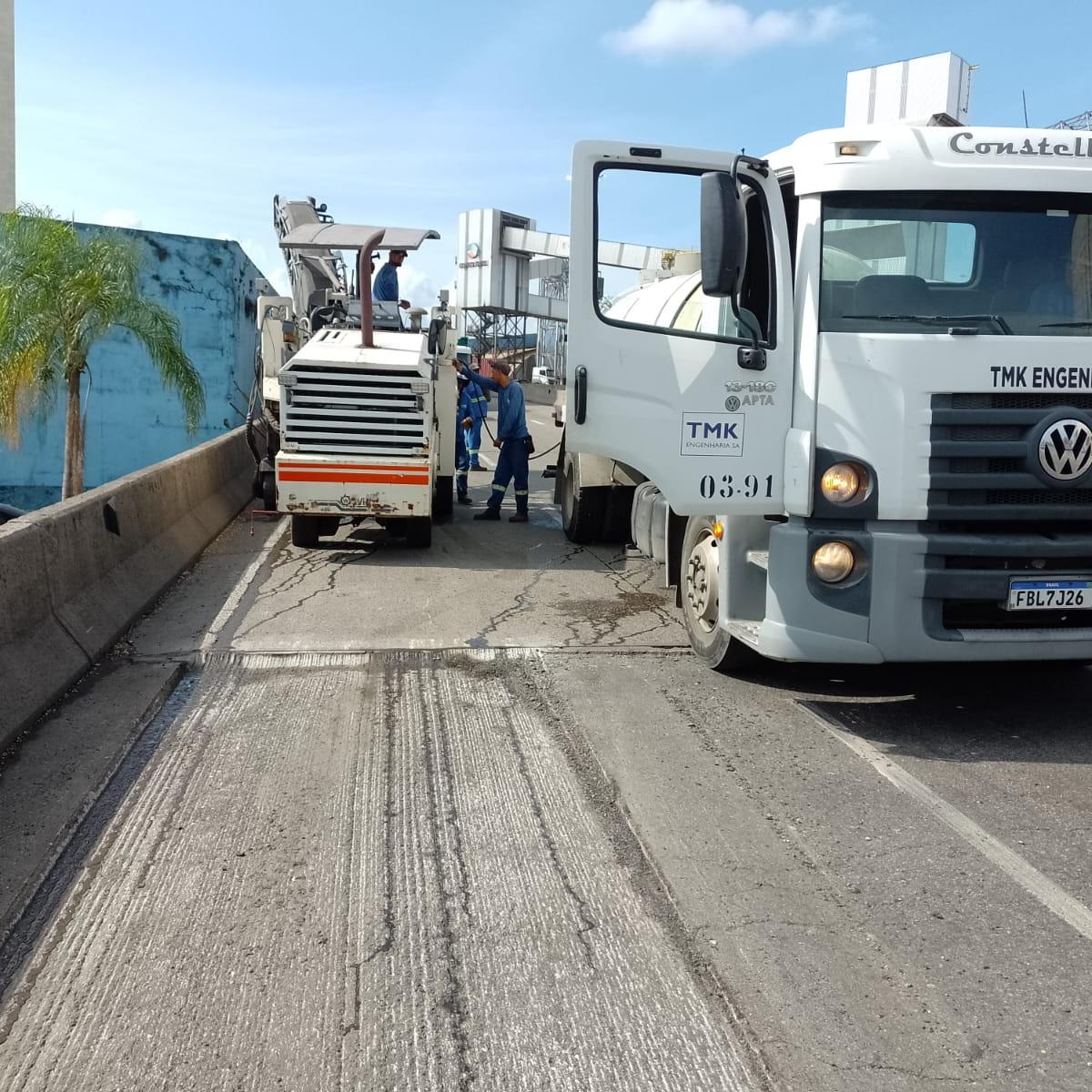 Fotos enviadas pela Autoridade Portuária mostram serviços de raspagem na avenida, sentido Ponta da Praia, para receber novo asfalto