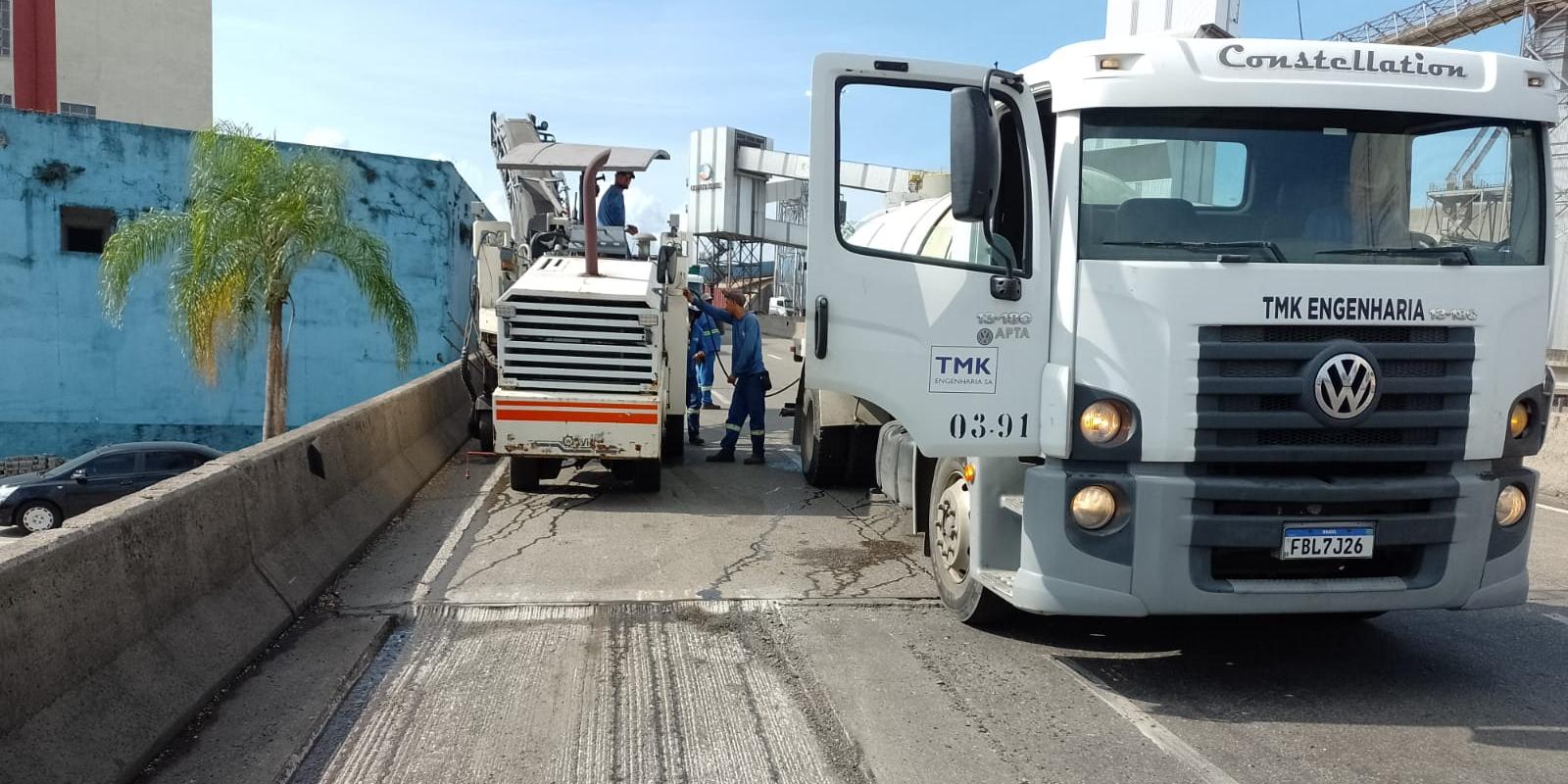 Fotos enviadas pela Autoridade Portuária mostram serviços de raspagem na avenida, sentido Ponta da Praia, para receber novo asfalto