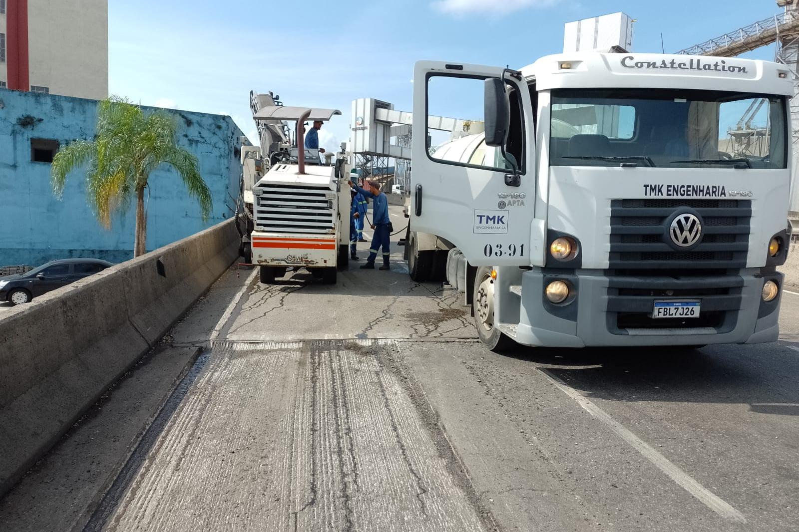 Fotos enviadas pela Autoridade Portuária mostram serviços de raspagem na avenida, sentido Ponta da Praia, para receber novo asfalto