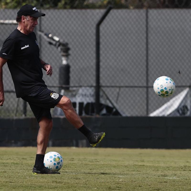 Cuca volta ao banco do Santos após cumprir suspensão no Brasileirão