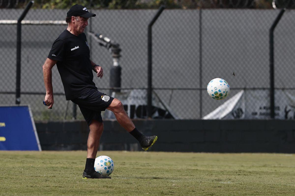 Cuca volta ao banco do Santos após cumprir suspensão no Brasileirão
