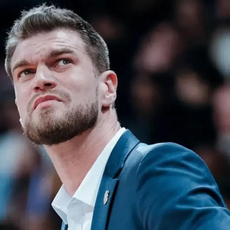 Tiago Splitter lidera os Blazers do banco em vitória sobre os Spurs nos playoffs da NBA