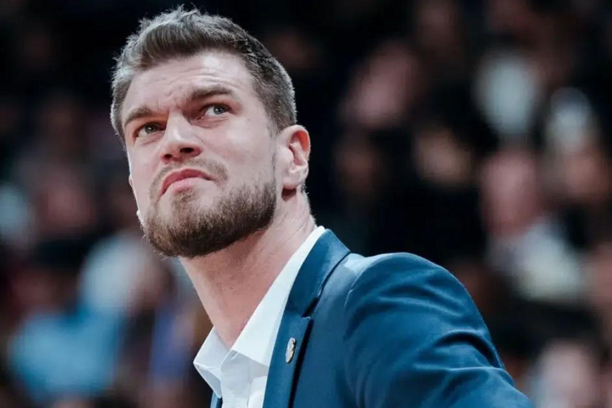 Tiago Splitter lidera os Blazers do banco em vitória sobre os Spurs nos playoffs da NBA