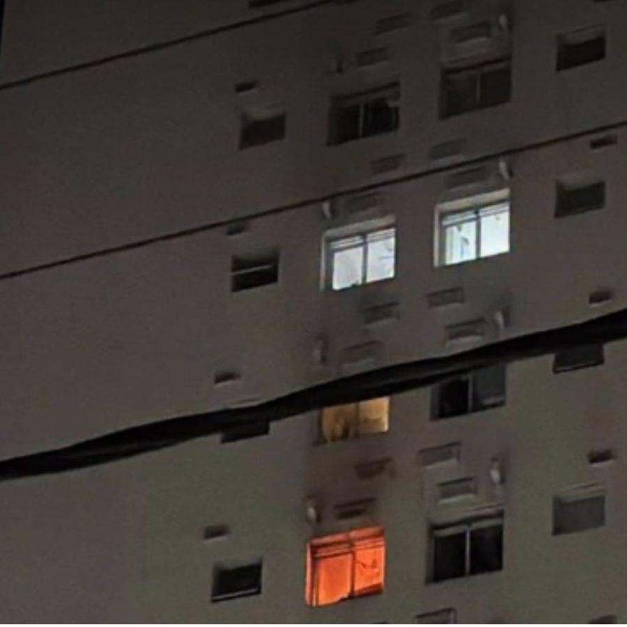 O fogo foi apagado por moradores do local