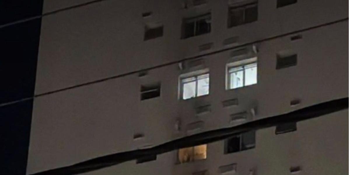 O fogo foi apagado por moradores do local