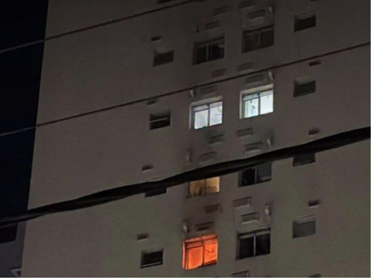 O fogo foi apagado por moradores do local