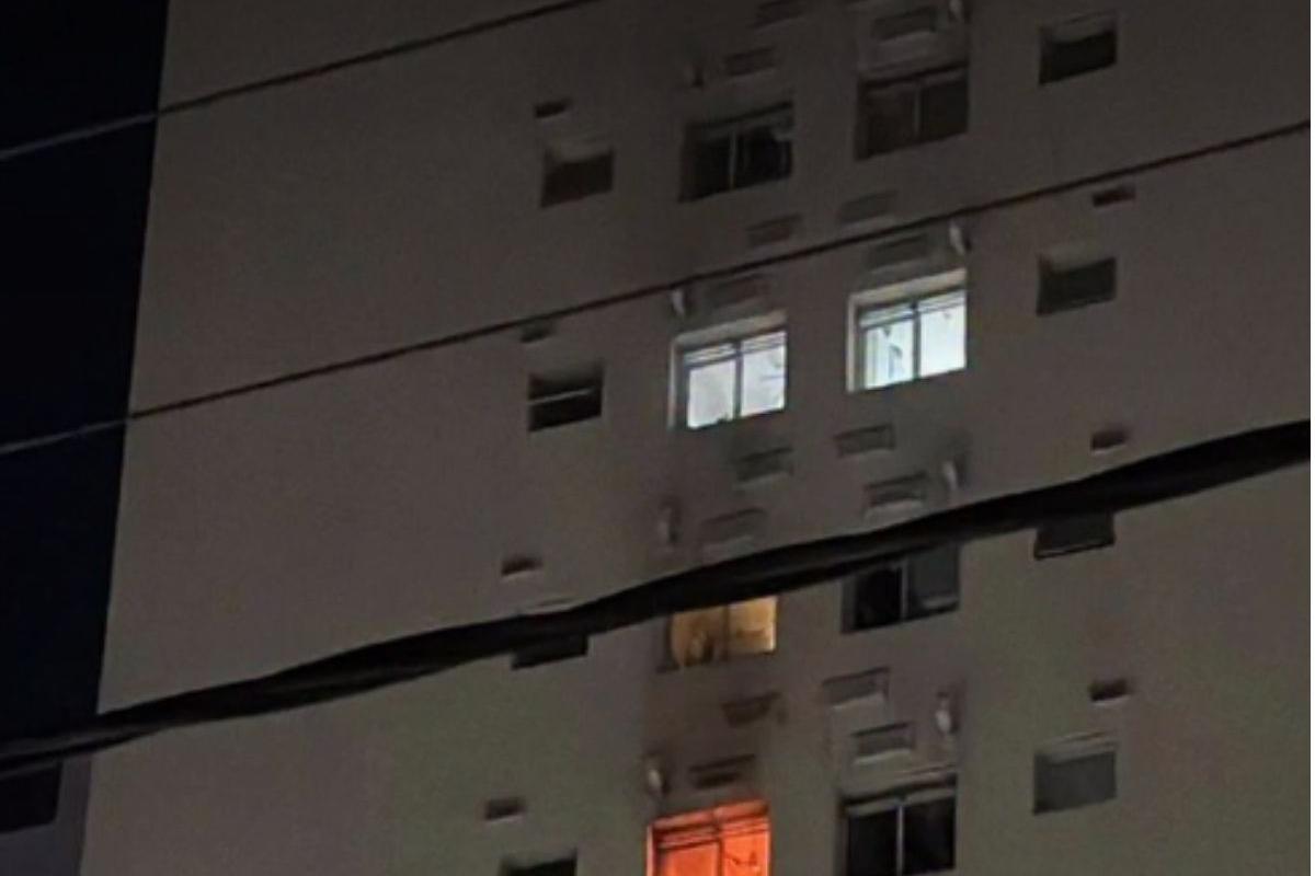 O fogo foi apagado por moradores do local