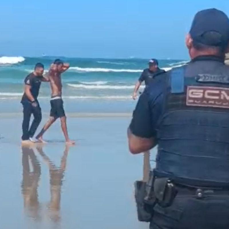 Homem entrou no mar na Praia da Enseada, em Guarujá, mas foi alcançado e capturado pela GCM
