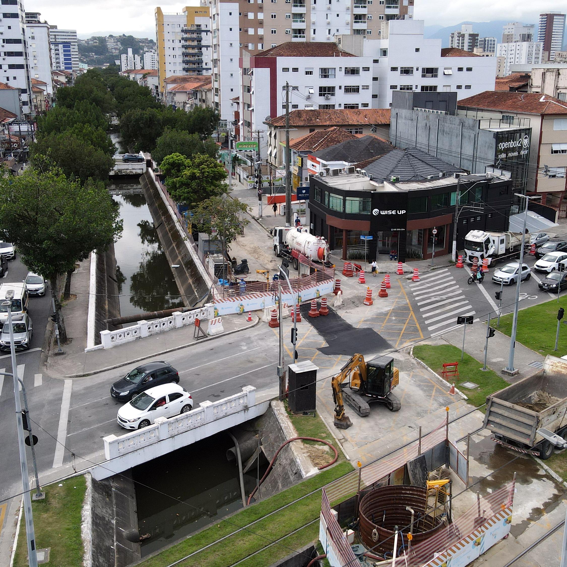 Empresa descreve que trabalho consiste em implantar nova tubulação em lugar do coletor de esgoto atual