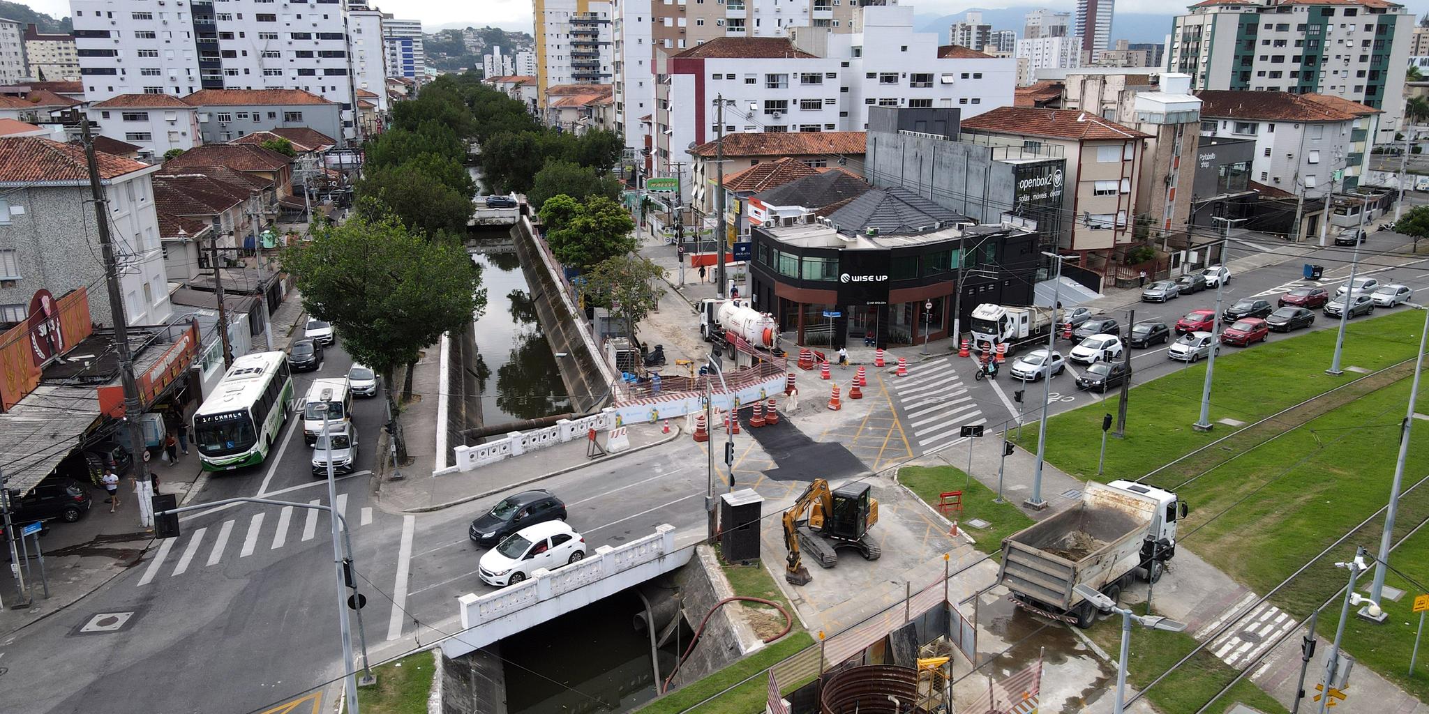 Empresa descreve que trabalho consiste em implantar nova tubulação em lugar do coletor de esgoto atual
