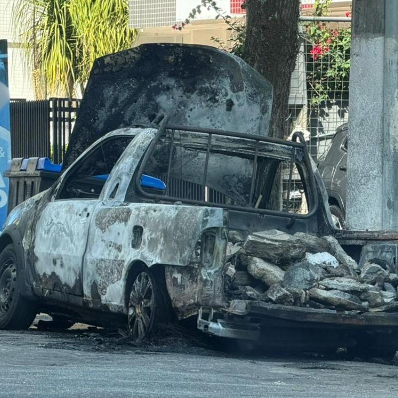 Carro foi consumido pelas chamas e ficou completamente destruído