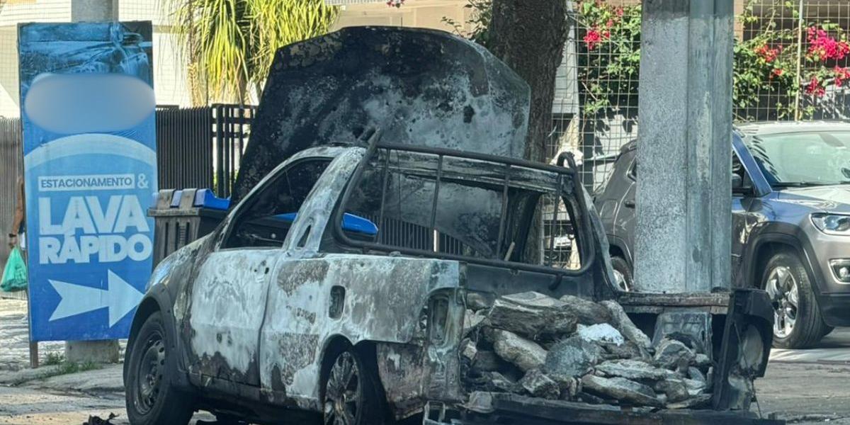 Carro foi consumido pelas chamas e ficou completamente destruído