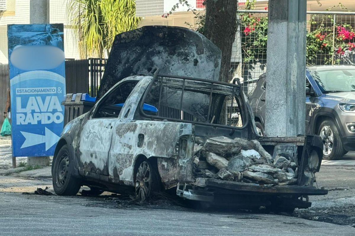 Carro foi consumido pelas chamas e ficou completamente destruído