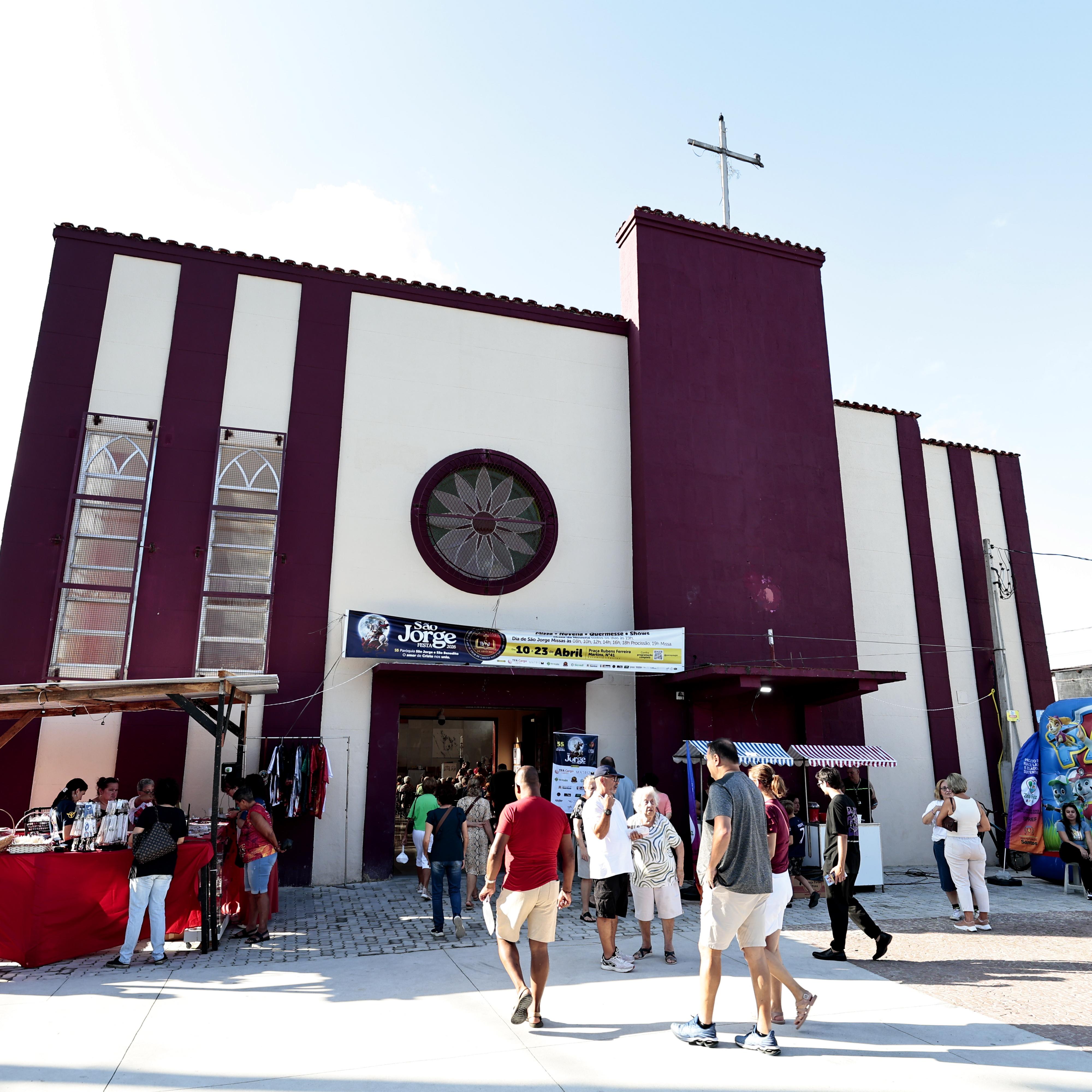 Paróquia São Jorge e São Benedito, localizada no Macuco, reuniu fiéis durante todo o dia desta quinta-feira
