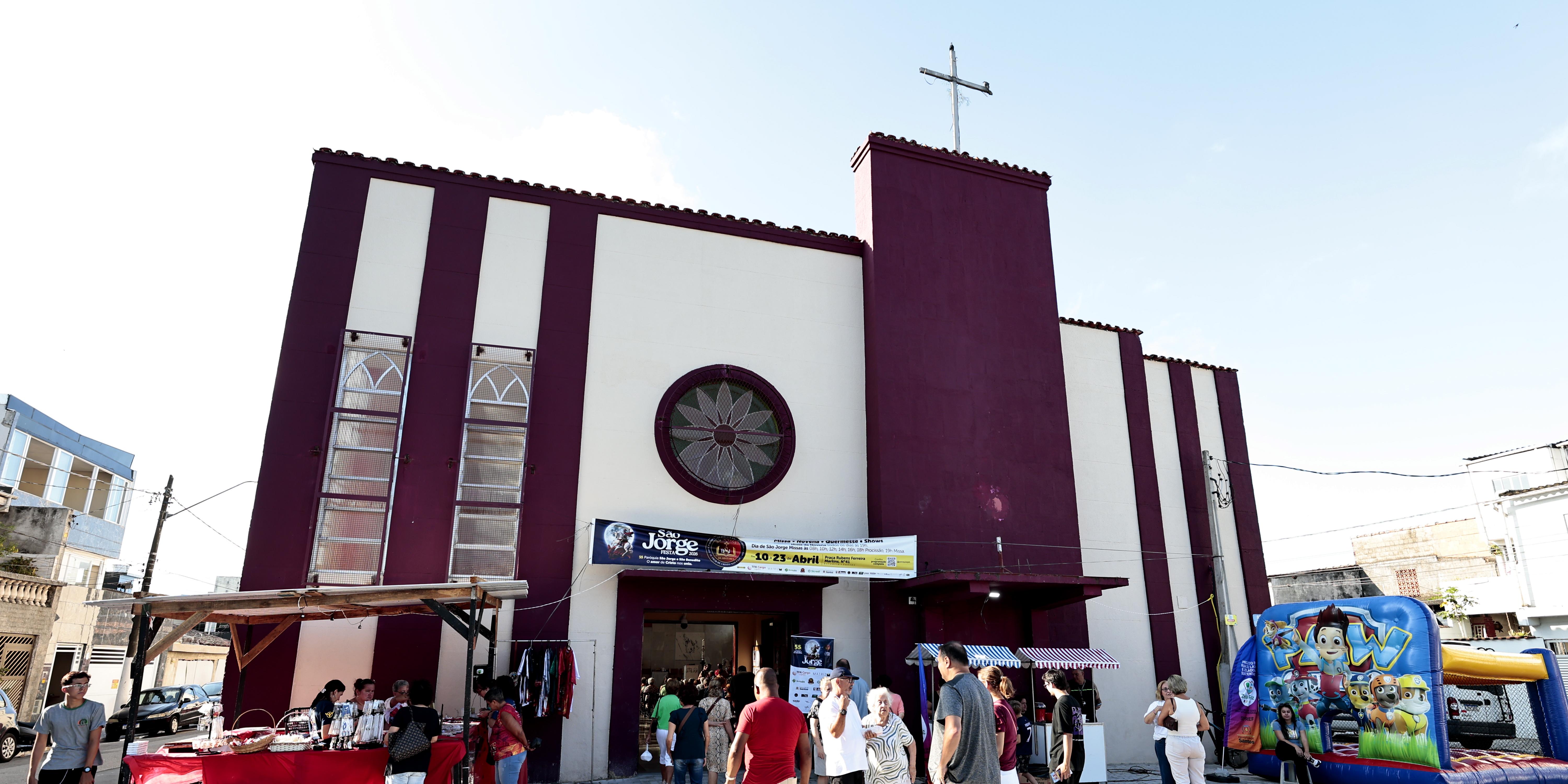 Paróquia São Jorge e São Benedito, localizada no Macuco, reuniu fiéis durante todo o dia desta quinta-feira