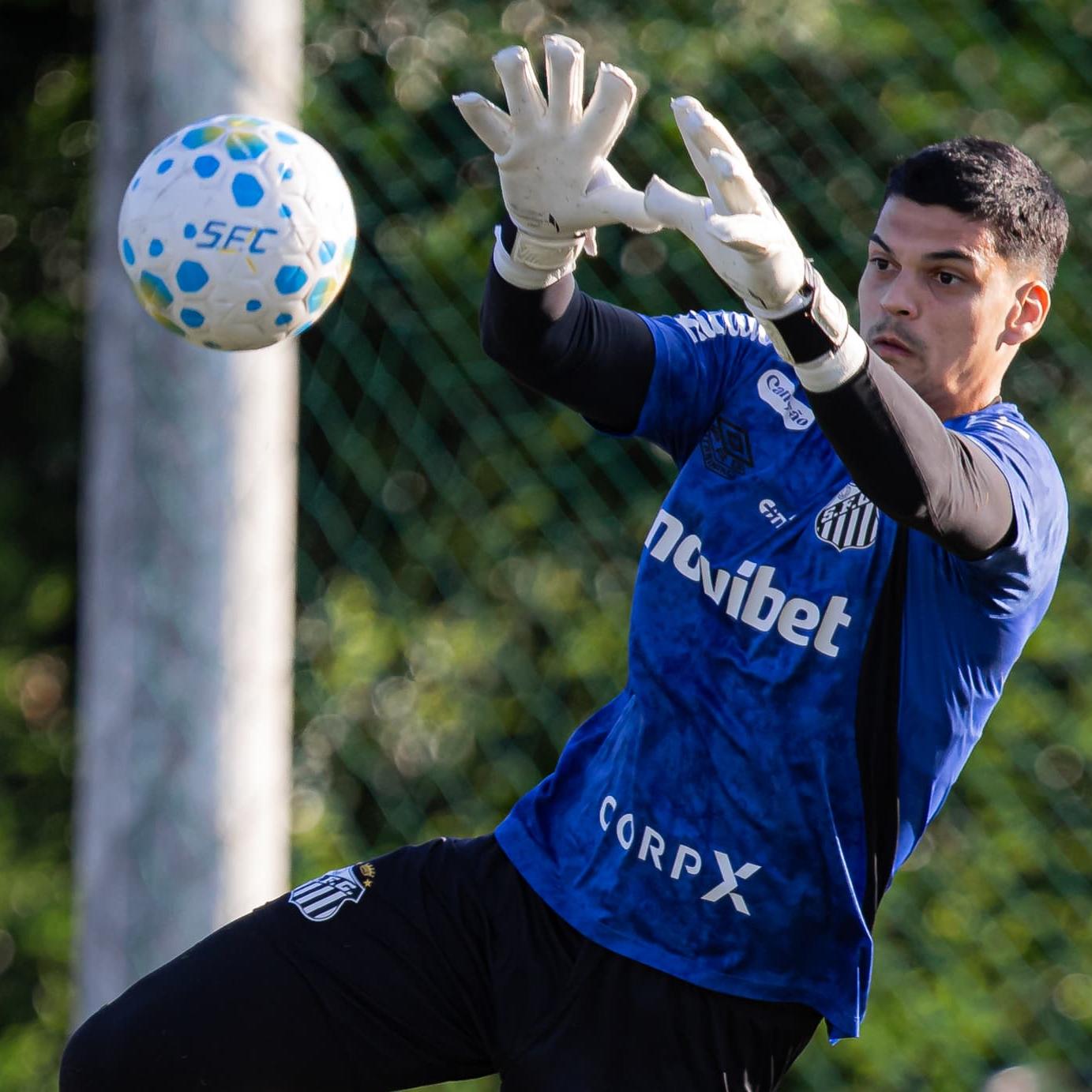 O goleiro Gabriel Brazão desfalcou o Peixe contra o Coritiba, após a morte do pai