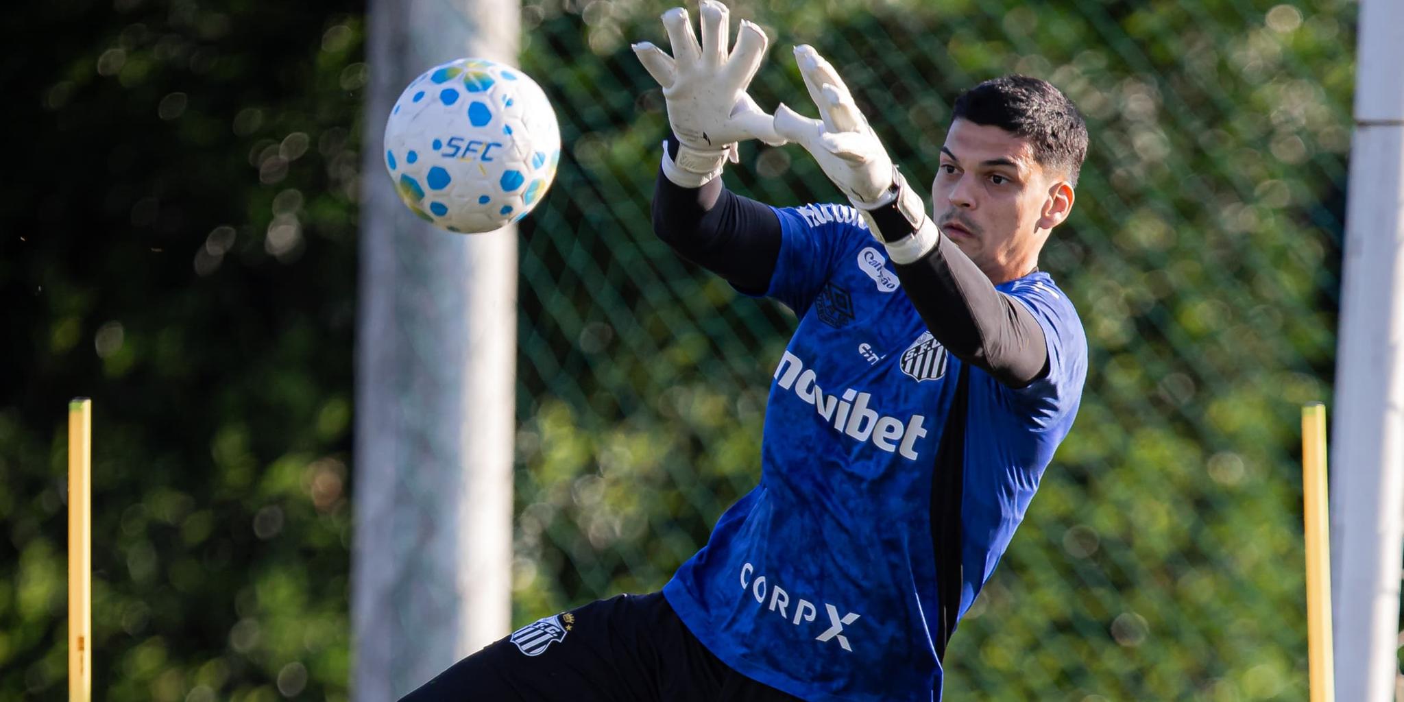 O goleiro Gabriel Brazão desfalcou o Peixe contra o Coritiba, após a morte do pai