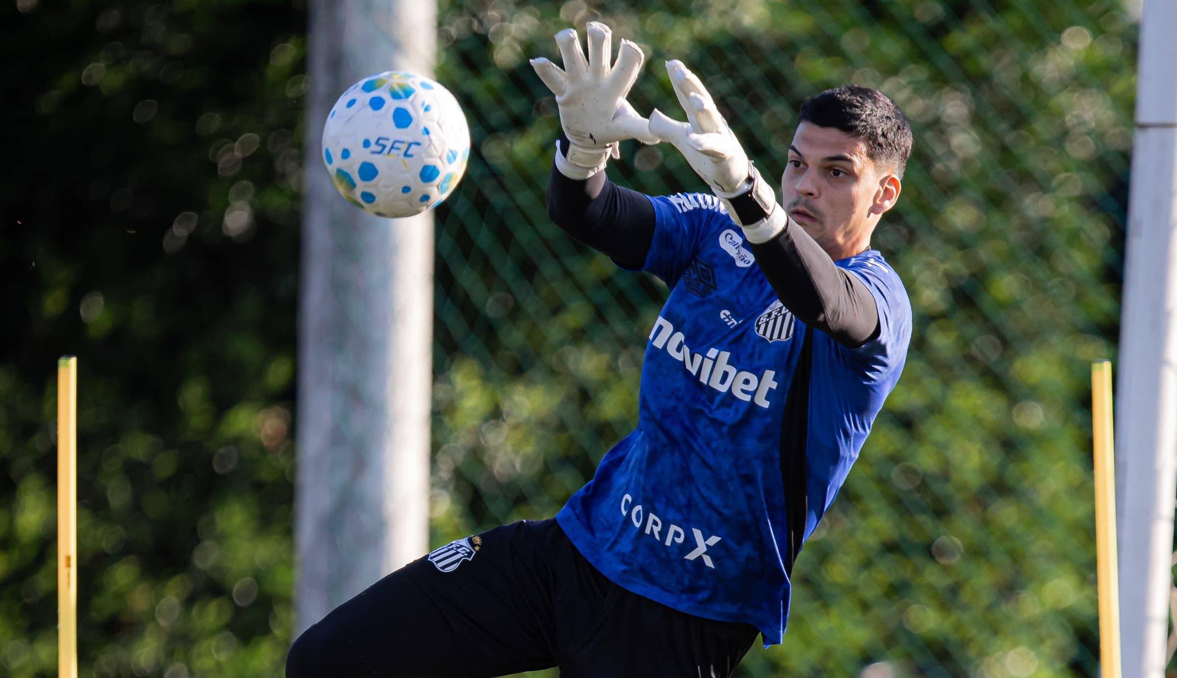 O goleiro Gabriel Brazão desfalcou o Peixe contra o Coritiba, após a morte do pai