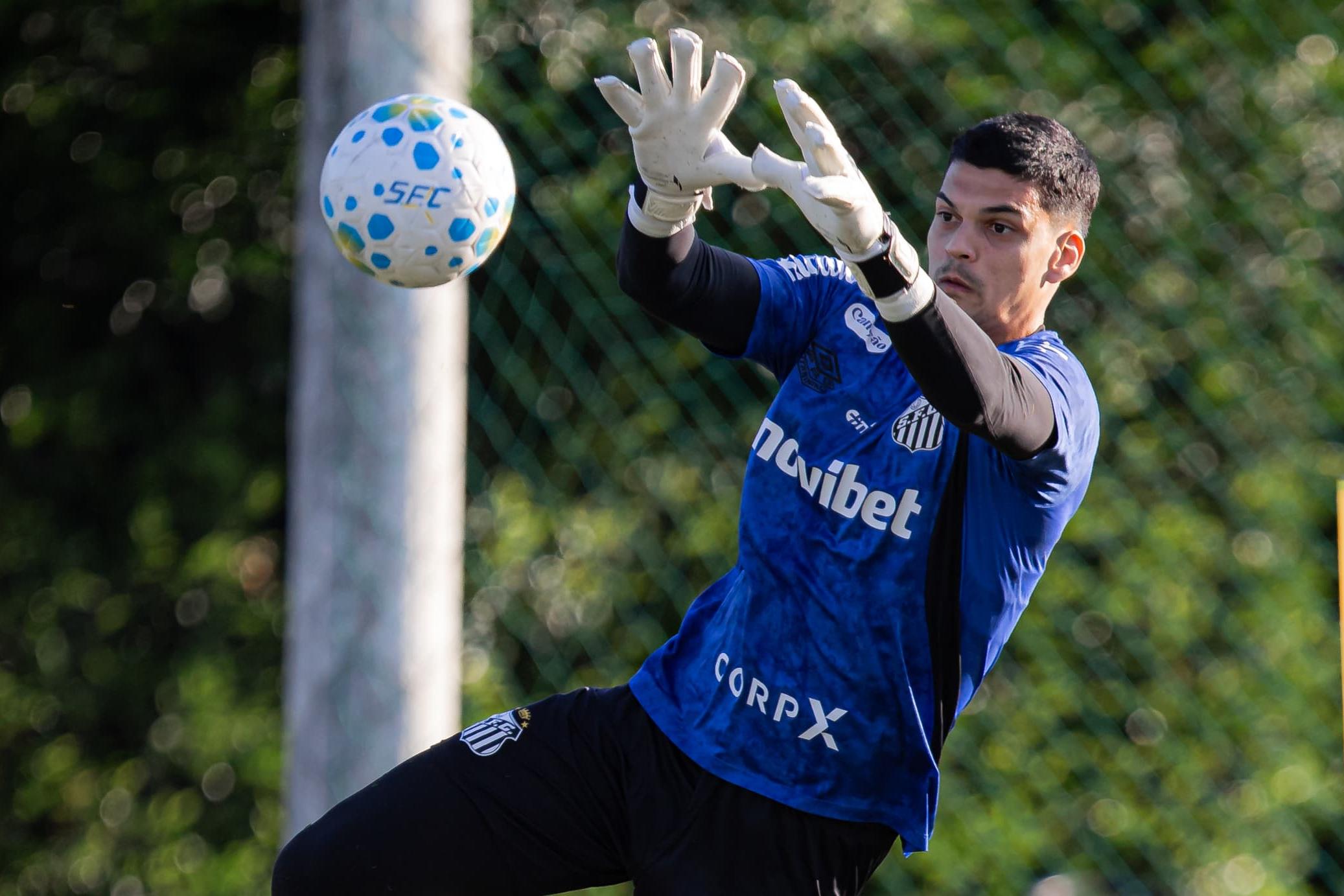 O goleiro Gabriel Brazão desfalcou o Peixe contra o Coritiba, após a morte do pai