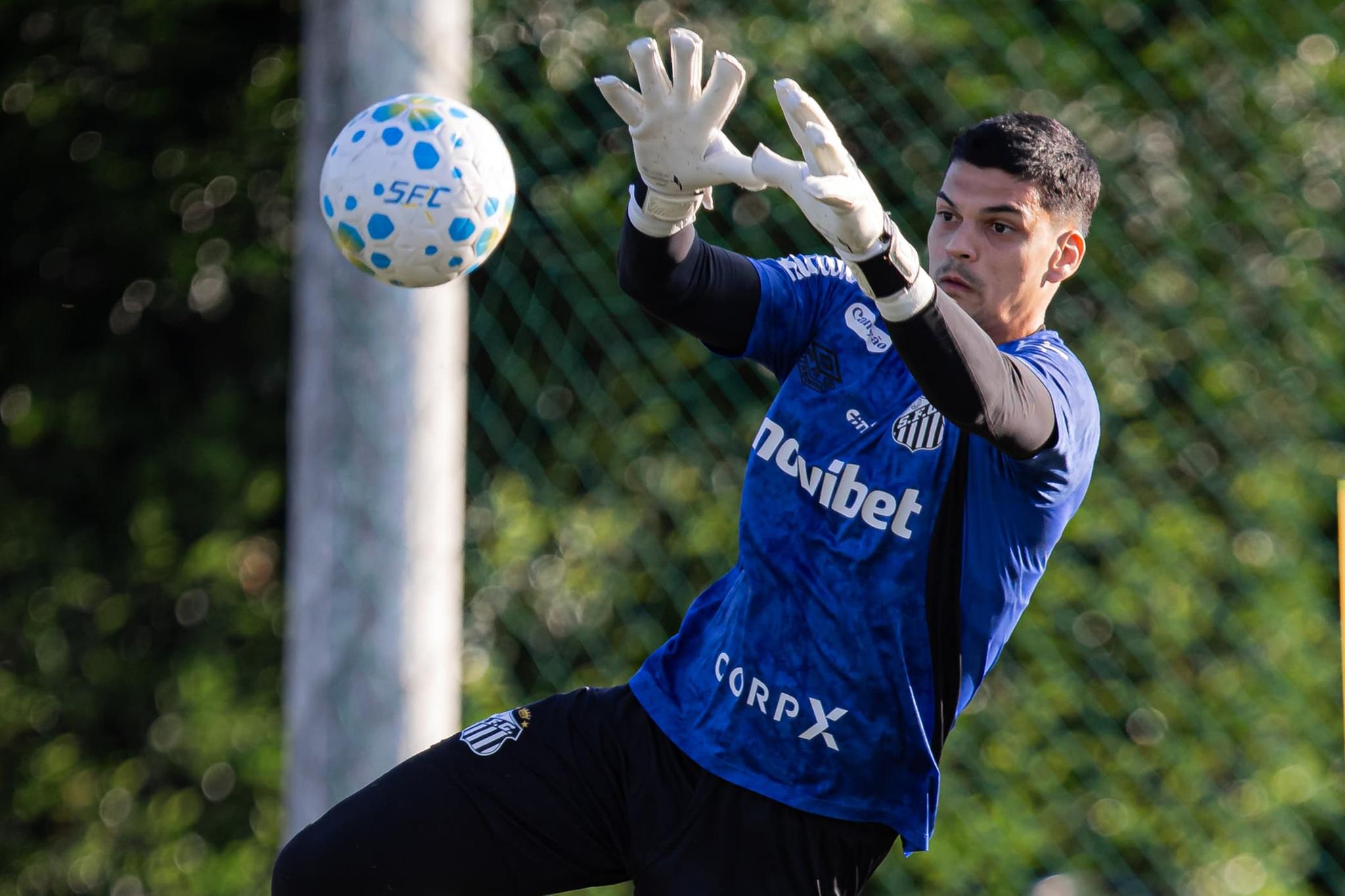 O goleiro Gabriel Brazão desfalcou o Peixe contra o Coritiba, após a morte do pai