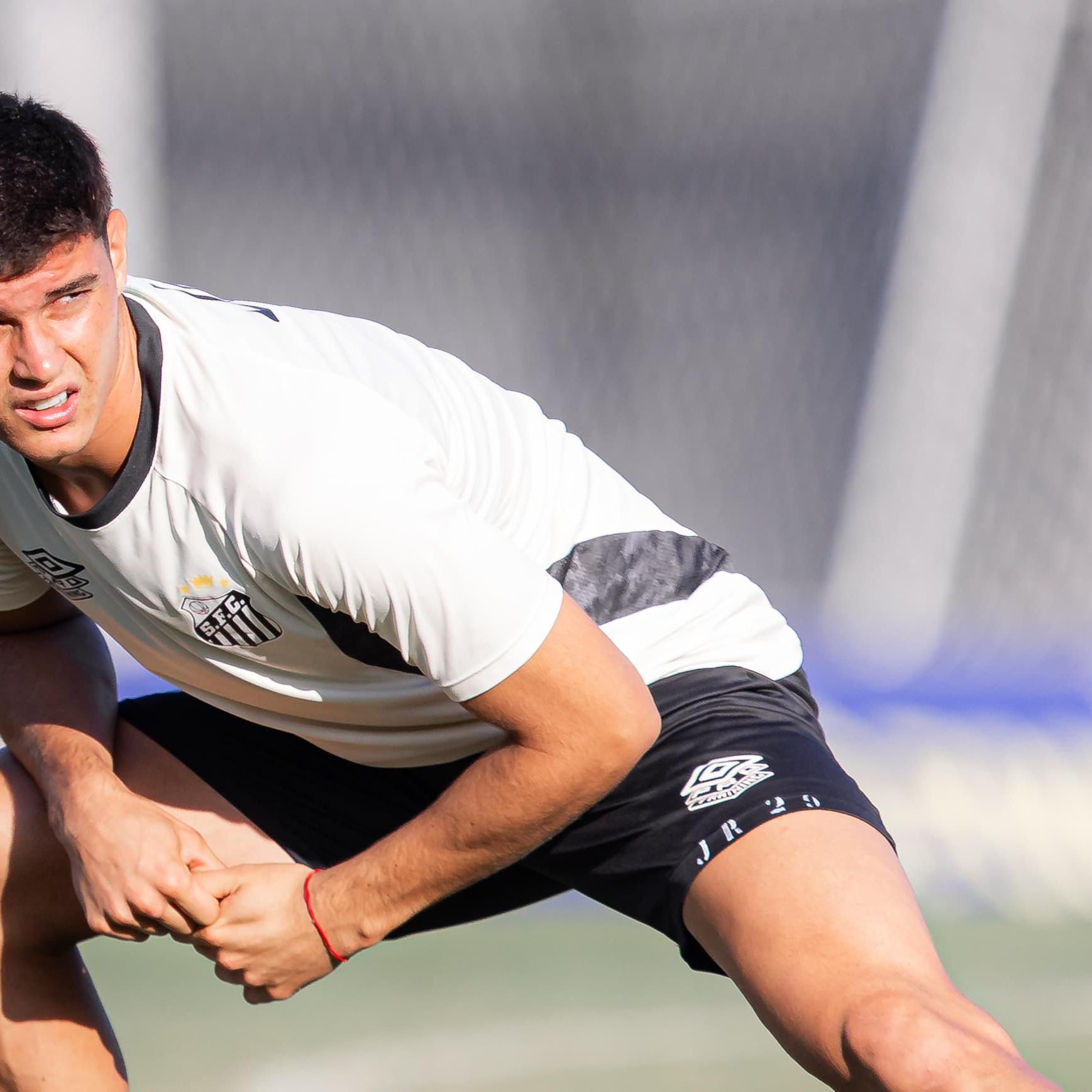 O volante Samuel Pierri, destaque da equipe sub-20, foi integrado ao elenco profissional