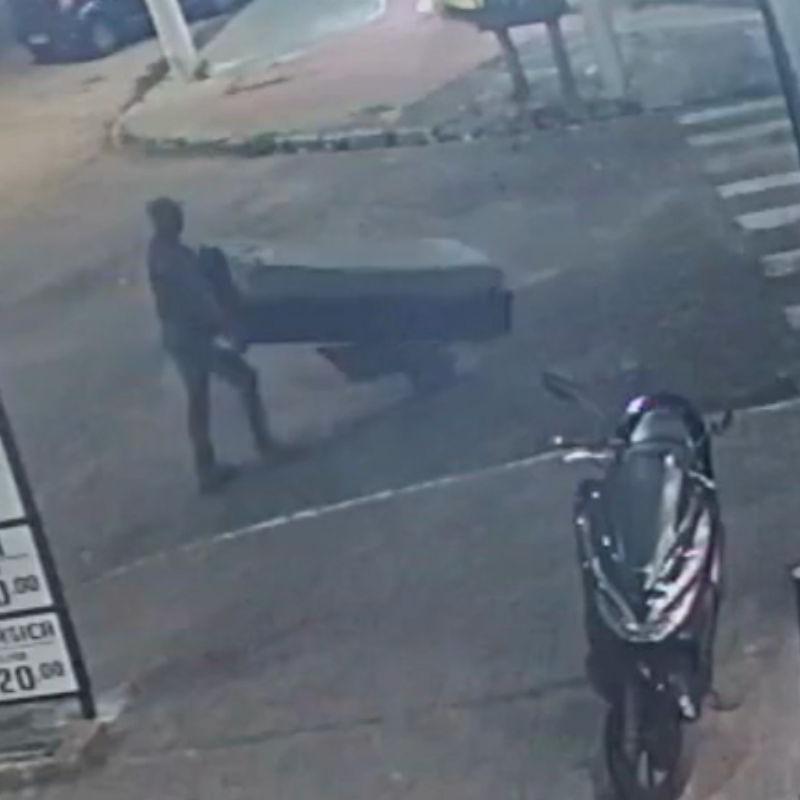 Corpo de Katia foi transportado por cerca de um quilômetro dentro de cama box até uma área de mata que fica próximo a uma linha férrea no bairro Pae Cará, em Guarujá