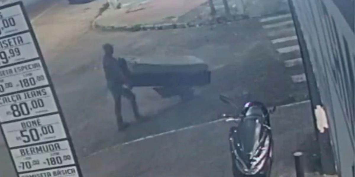 Corpo de Katia foi transportado por cerca de um quilômetro dentro de cama box até uma área de mata que fica próximo a uma linha férrea no bairro Pae Cará, em Guarujá