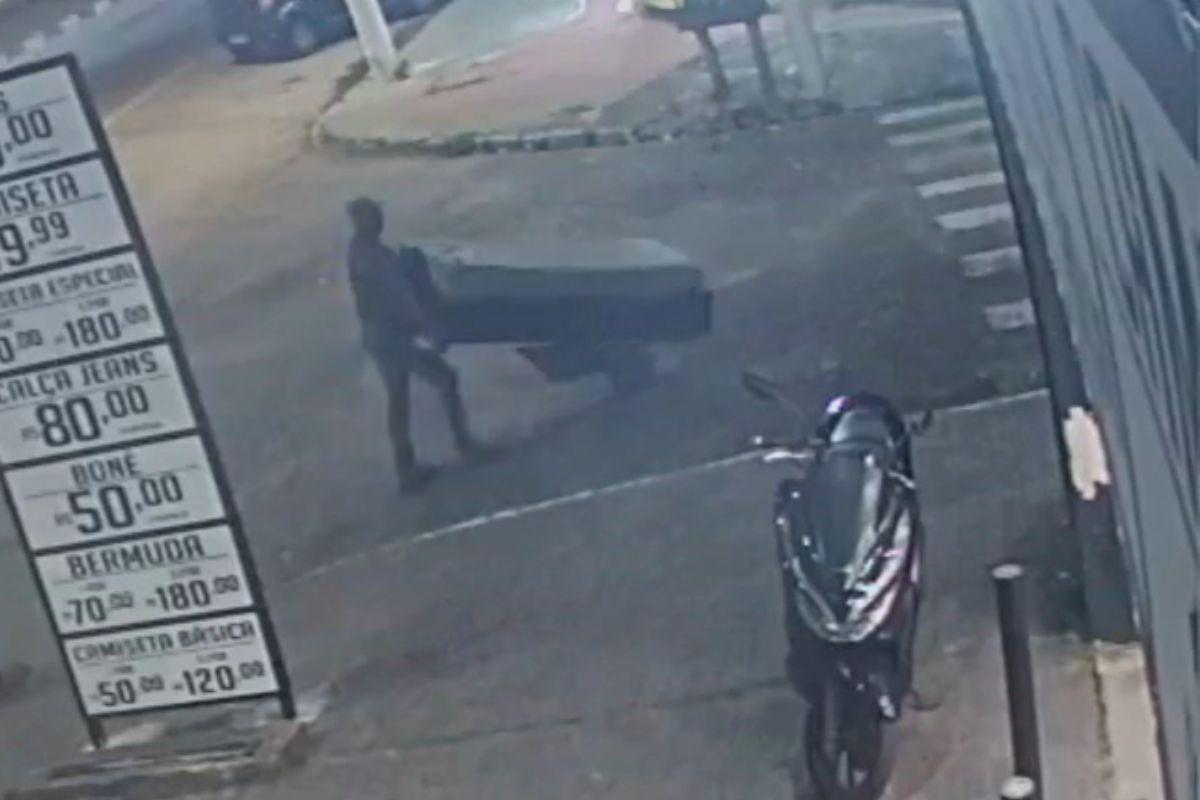 Corpo de Katia foi transportado por cerca de um quilômetro dentro de cama box até uma área de mata que fica próximo a uma linha férrea no bairro Pae Cará, em Guarujá