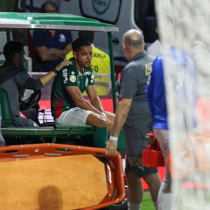 Vitor Roque sofre falta e volta a sentir dores com 22 minutos jogados após retorno de lesão