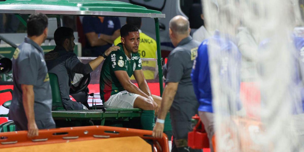 Vitor Roque sofre falta e volta a sentir dores com 22 minutos jogados após retorno de lesão