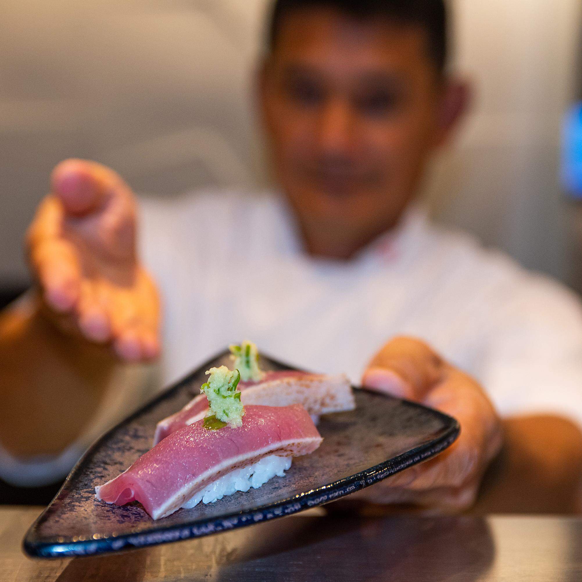 Okumura Restaurante Japonês — 18 anos de tradição e técnica na Ponta da Praia, Santos.
