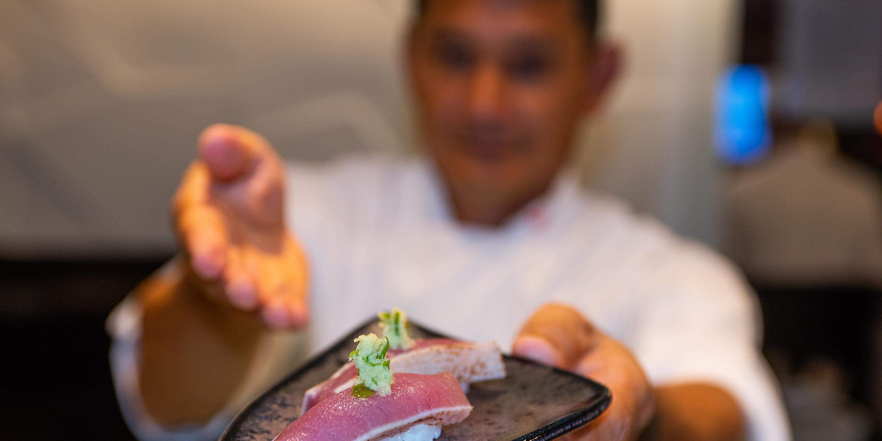 Okumura Restaurante Japonês — 18 anos de tradição e técnica na Ponta da Praia, Santos.