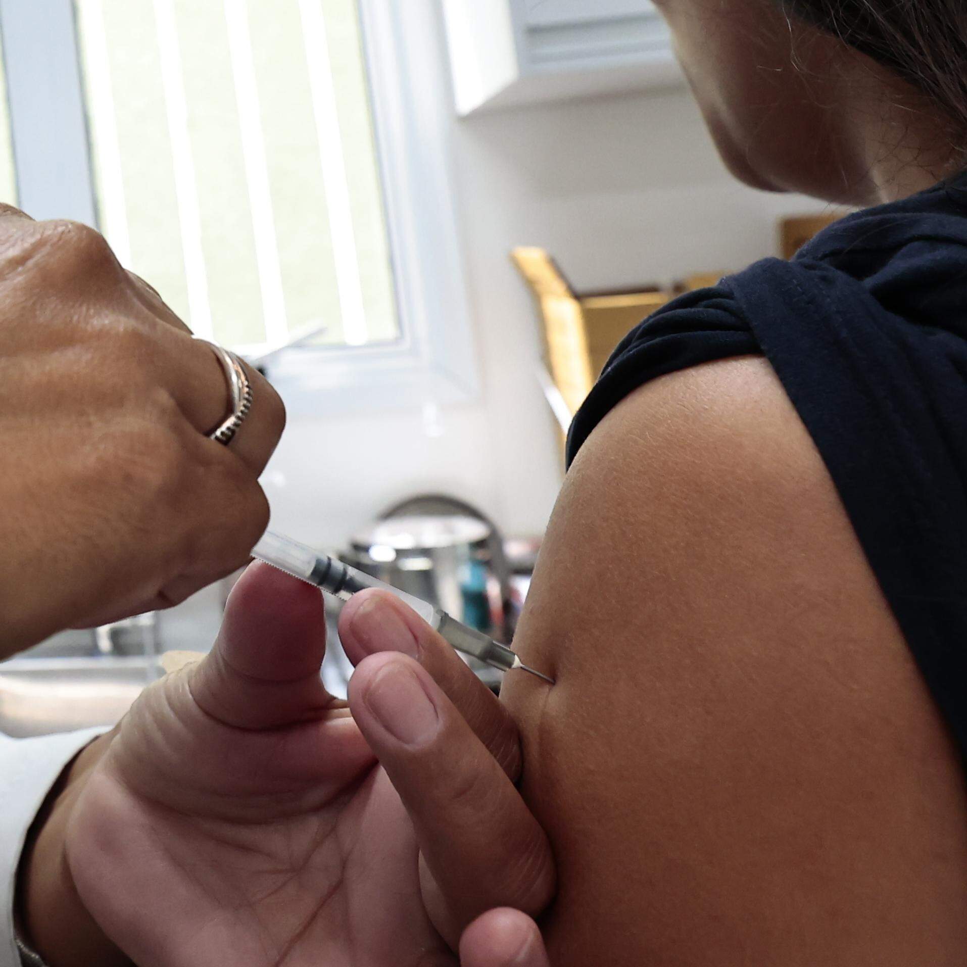 Vacinação com a Pneumo 20 pelo SUS começa em duas semanas, diz Padilha