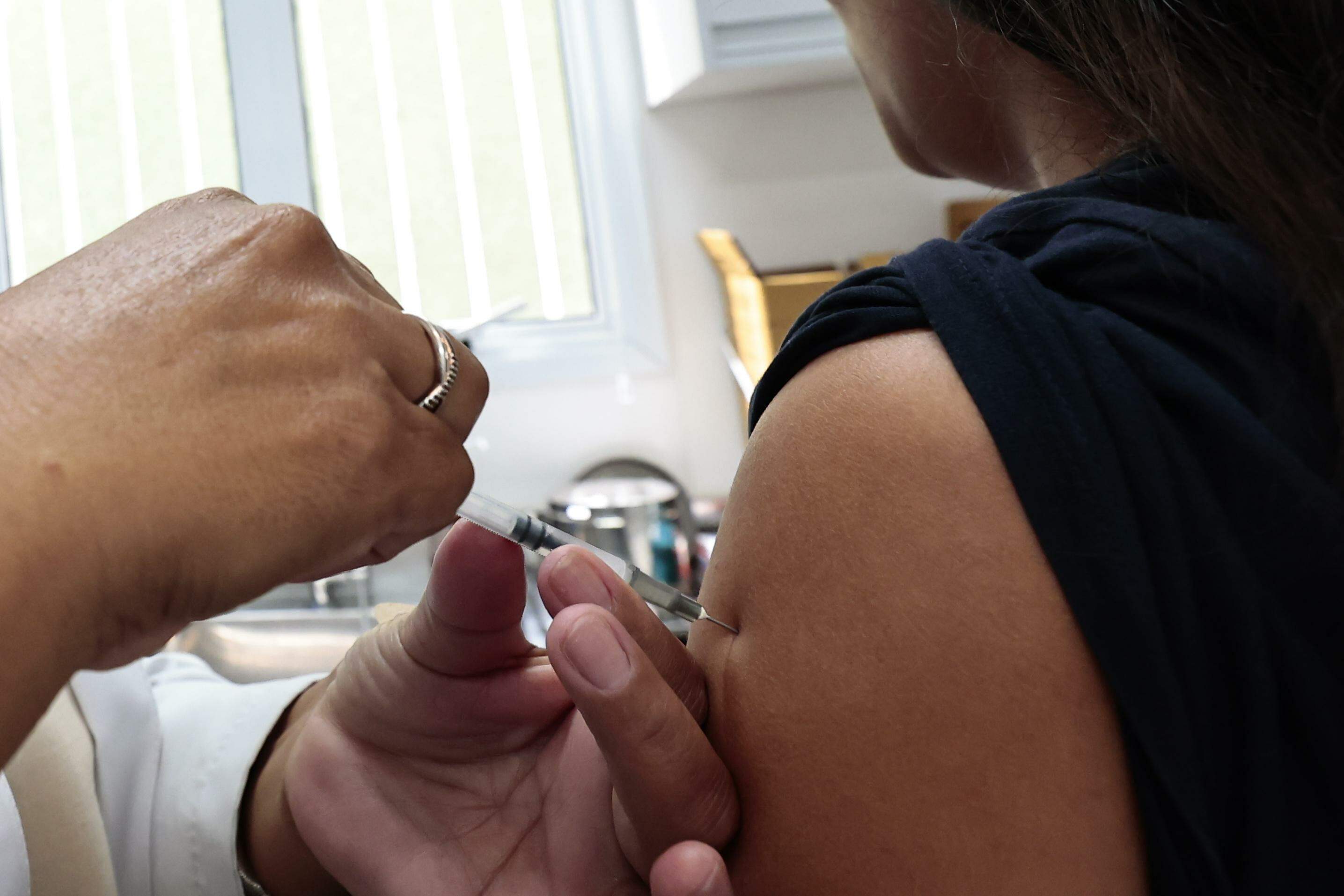 Vacinação com a Pneumo 20 pelo SUS começa em duas semanas, diz Padilha