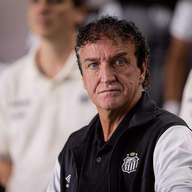 O técnico Cuca tenta levar o Santos à segunda vitória fora de casa nesta temporada