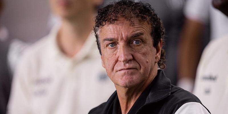 O técnico Cuca tenta levar o Santos à segunda vitória fora de casa nesta temporada