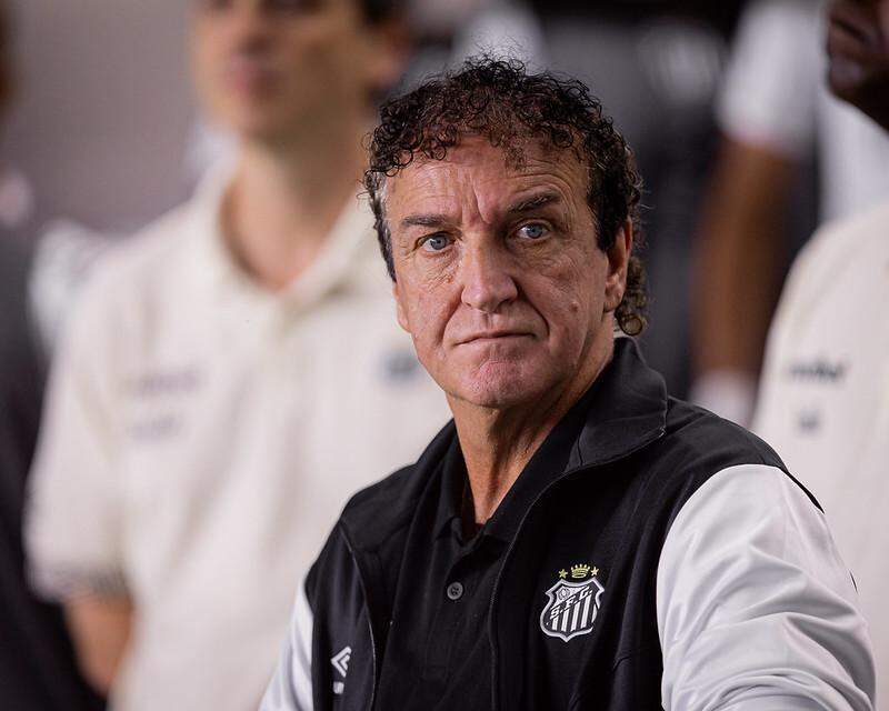 O técnico Cuca tenta levar o Santos à segunda vitória fora de casa nesta temporada
