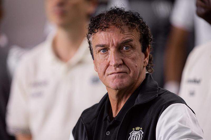 O técnico Cuca tenta levar o Santos à segunda vitória fora de casa nesta temporada