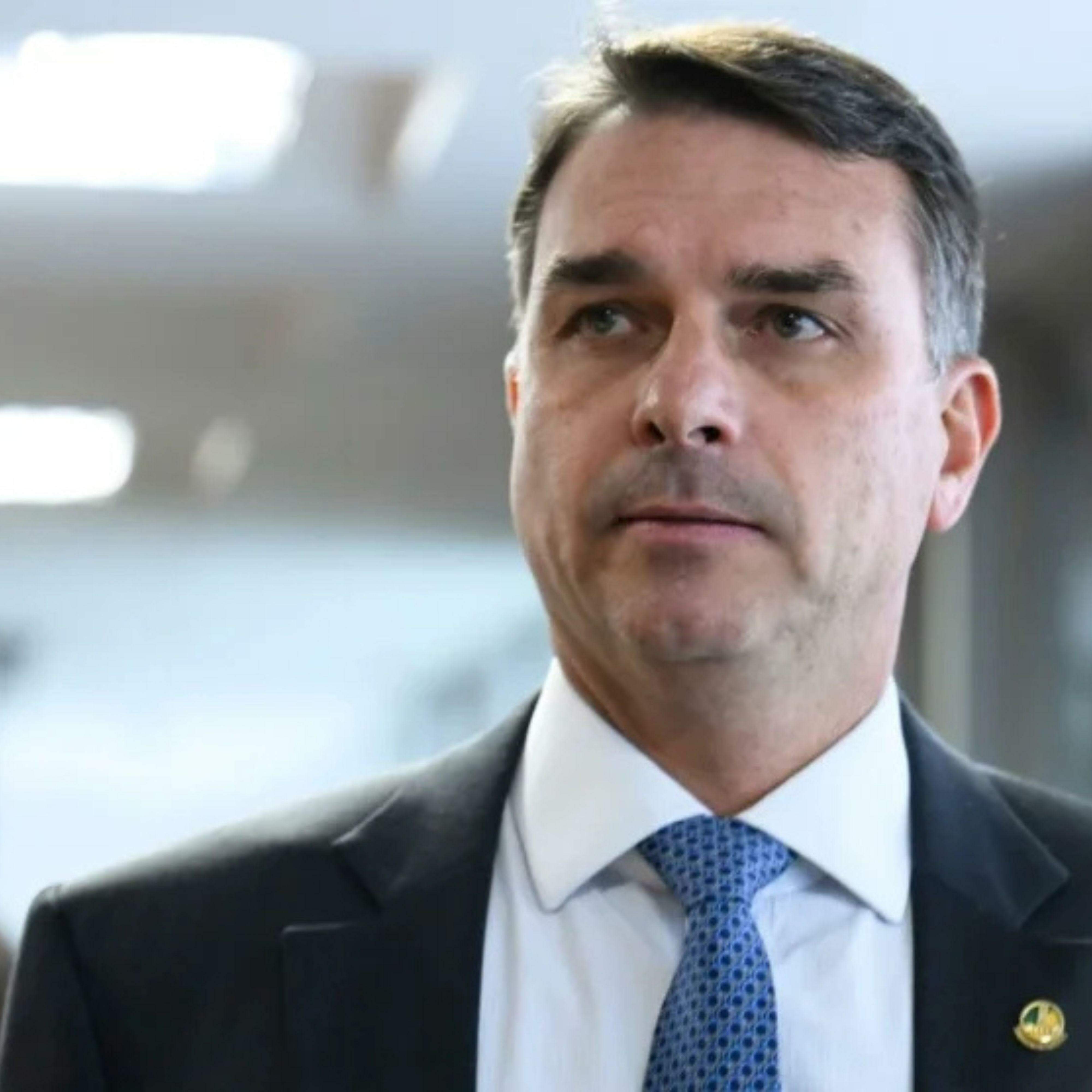 Flávio Bolsonaro compara situação do pai ao período de repressão durante o AI-5, na ditadura