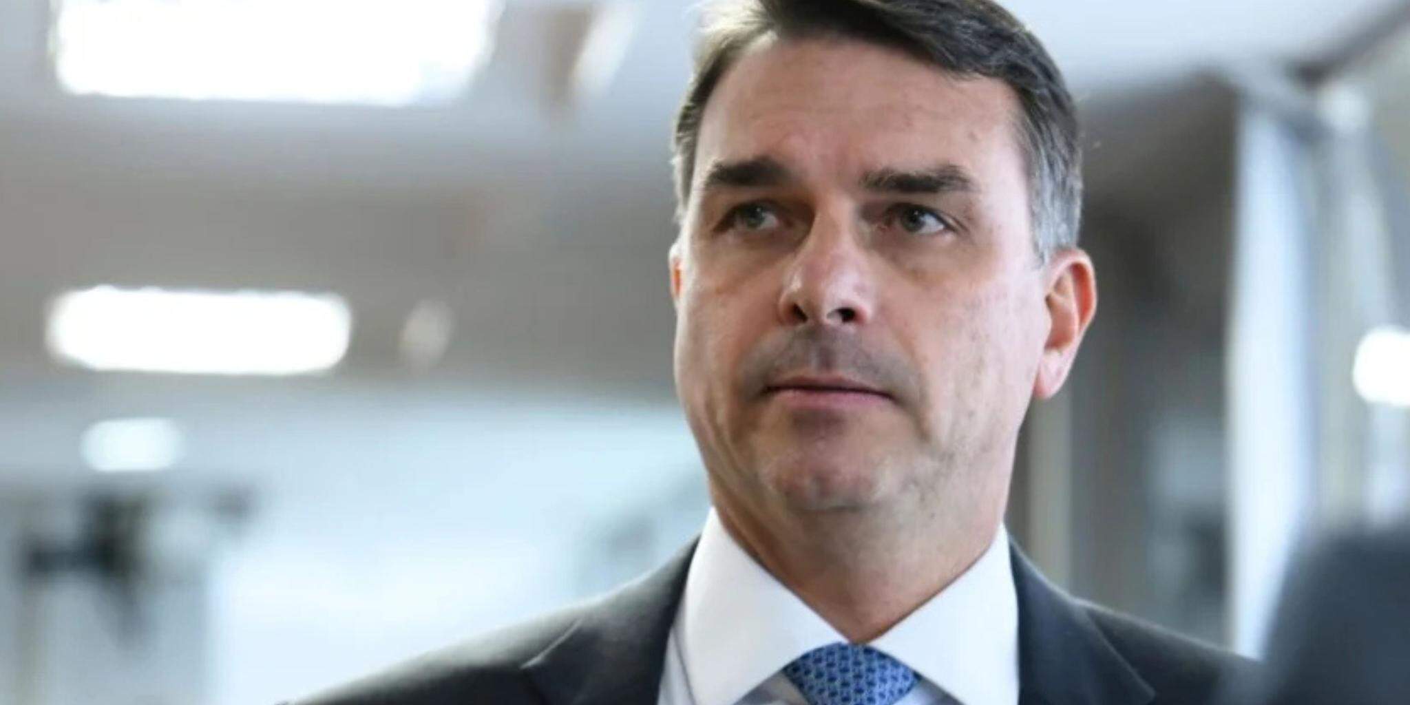 Flávio Bolsonaro compara situação do pai ao período de repressão durante o AI-5, na ditadura