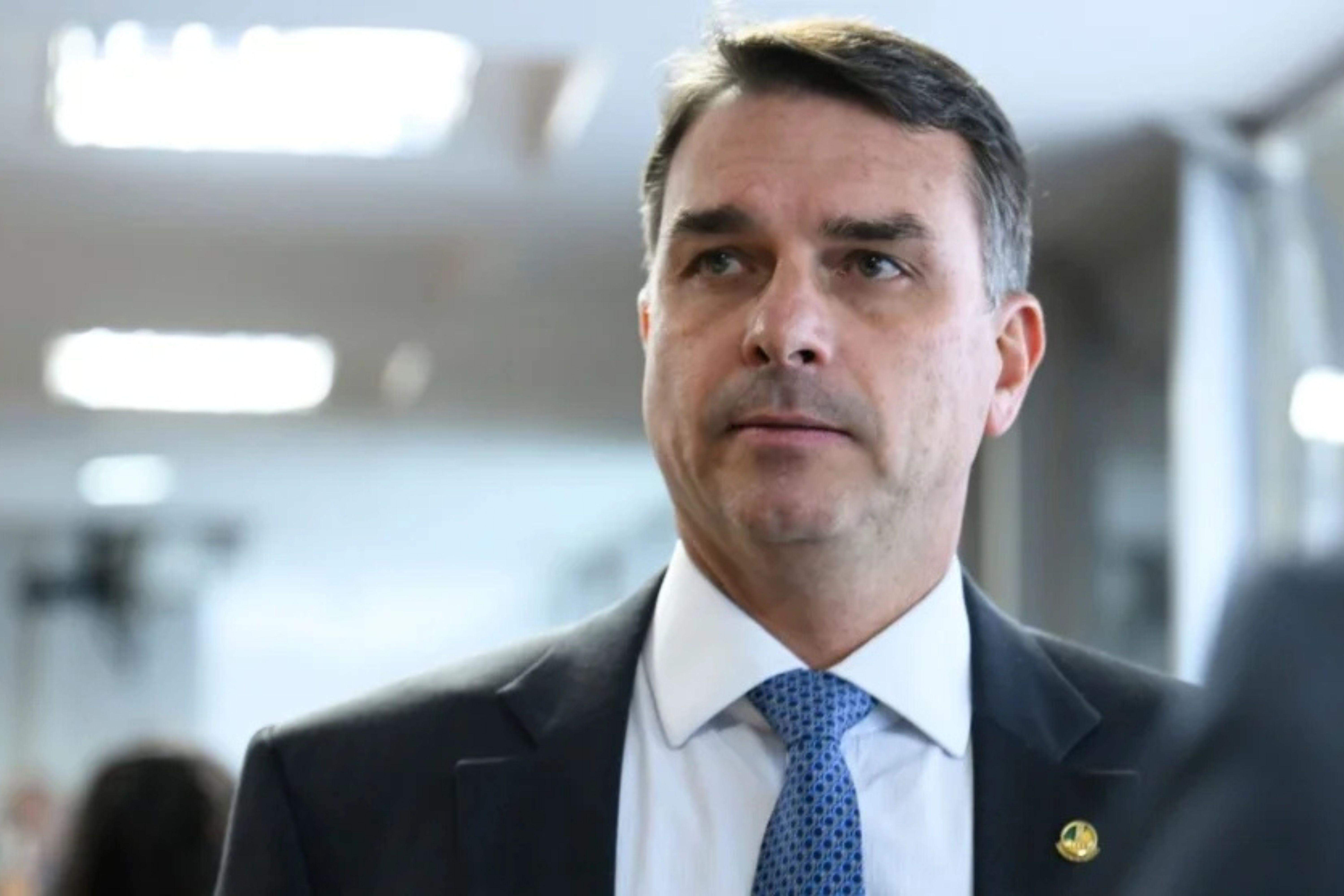 Flávio Bolsonaro compara situação do pai ao período de repressão durante o AI-5, na ditadura
